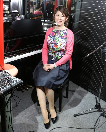 川島沙耶　ピアノの前で